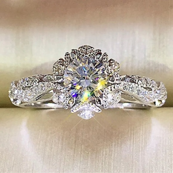 Gorgeous 925Silver Ring Cubic Zirconia WeddingRing - Picture 2 of 4